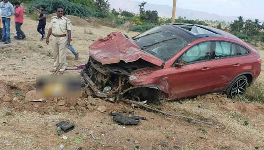 ಬಳ್ಳಾರಿ ಬಳಿ ಕಾರು ಅಪಘಾತಕ್ಕೆ ಇಬ್ಬರು ಬಲಿ: ಕಾರಿನಲ್ಲಿದ್ದದ್ದು ಆರ್. ಅಶೋಕ್ ಪುತ್ರ?