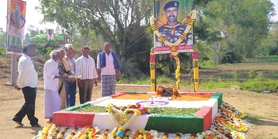 ಪುಲ್ವಾಮ ದಾಳಿಗೆ ಒಂದು ವರ್ಷ: ಕೆ.ಎಂ.ದೊಡ್ಡಿ ಬಳಿಯ ಗುಡಿಗೆರೆ ಯೋಧ ಎಚ್.ಗುರುಗೆ ಶ್ರದ್ದಾಂಜಲಿ