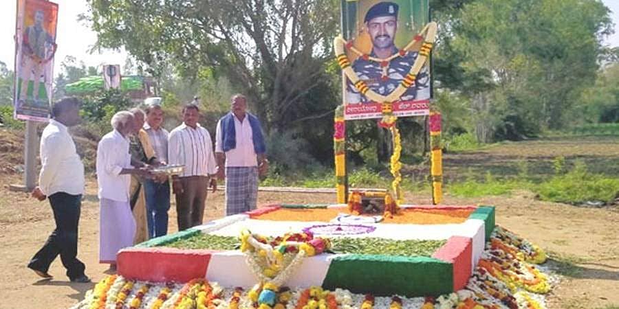 ಪುಲ್ವಾಮ ದಾಳಿಗೆ ಒಂದು ವರ್ಷ: ಕೆ.ಎಂ.ದೊಡ್ಡಿ ಬಳಿಯ ಗುಡಿಗೆರೆ ಯೋಧ ಎಚ್.ಗುರುಗೆ ಶ್ರದ್ದಾಂಜಲಿ