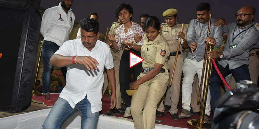 ವೇದಿಕೆಯಲ್ಲೇ ಪಾಕ್ ಪರ ಘೋಷಣೆ, ತಬ್ಬಿಬ್ಬಾದ ಒವೈಸಿ, ಇಷ್ಟಕ್ಕೂ ಅಲ್ಲಿ ಆಗಿದ್ದೇನು? ಇಲ್ಲಿದೆ ಸಂಪೂರ್ಣ ವಿಡಿಯೋ