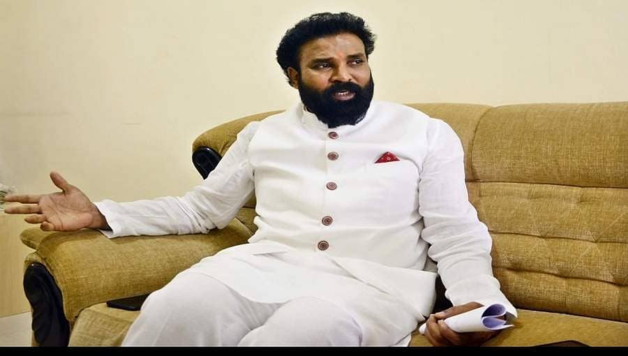 ಓವೈಸಿ ಏನು ದೊಡ್ಡ ಮನುಷ್ಯನಾ? : ಸಚಿವ ಬಿ. ಶ್ರೀರಾಮುಲು ಪ್ರಶ್ನೆ