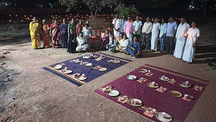 ಶಿವರಾತ್ರಿ ಪ್ರಯುಕ್ತ ಸ್ಮಶಾನದಲ್ಲಿ ಇಷ್ಠಲಿಂಗ ಪೂಜೆ:ಪರಿವಾರ ಸಮೇತ ಊಟ ಮಾಡಿದ ಶಿವಭಕ್ತರು 