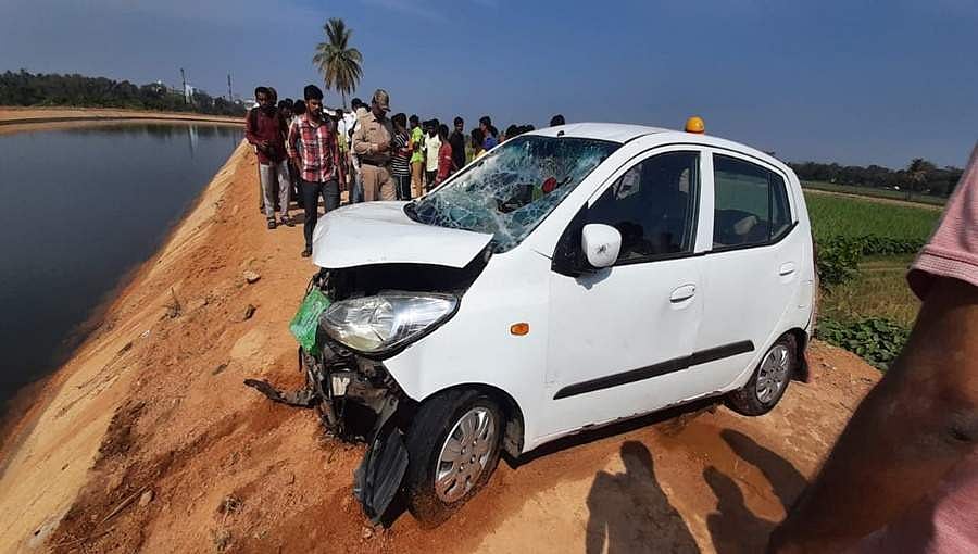 ಹೊಸಪೇಟೆ: ಕಾಲುವೆಗೆ ಕಾರು ಉರುಳಿ ಮಂಗಳಮುಖಿ ಸಾವು, ಬೈಕ್ ಅಪಘಾತದಲ್ಲಿ ಸವಾರ ದುರ್ಮರಣ!