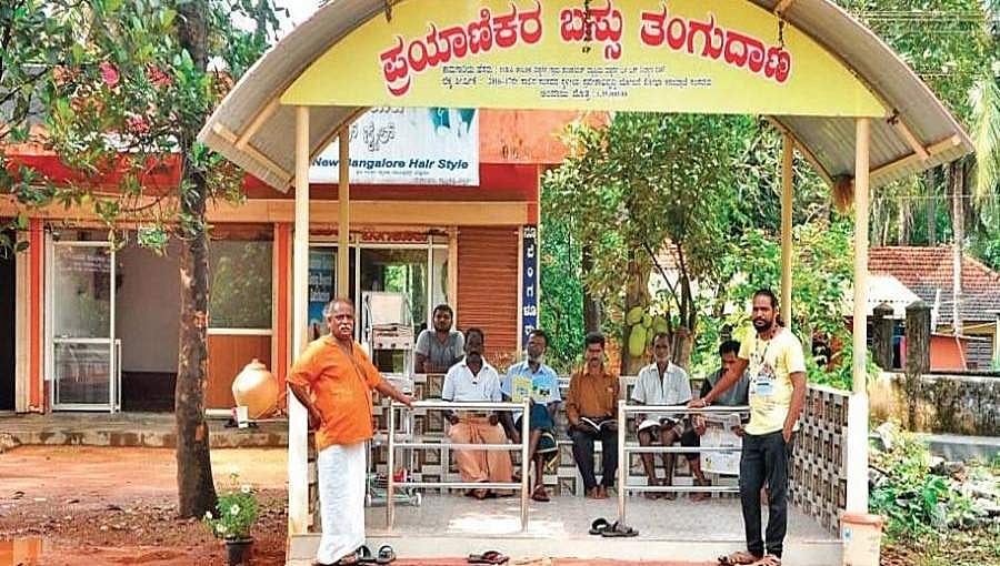 ಉಡುಪಿ: ಬಸ್ ನಿಲ್ದಾಣದ ಉಸ್ತುವಾರಿ ನೋಡಿಕೊಂಡು ಗ್ರಾಮಕ್ಕೆ ಮಾದರಿಯಾಗಿರುವ ಯುವಕ