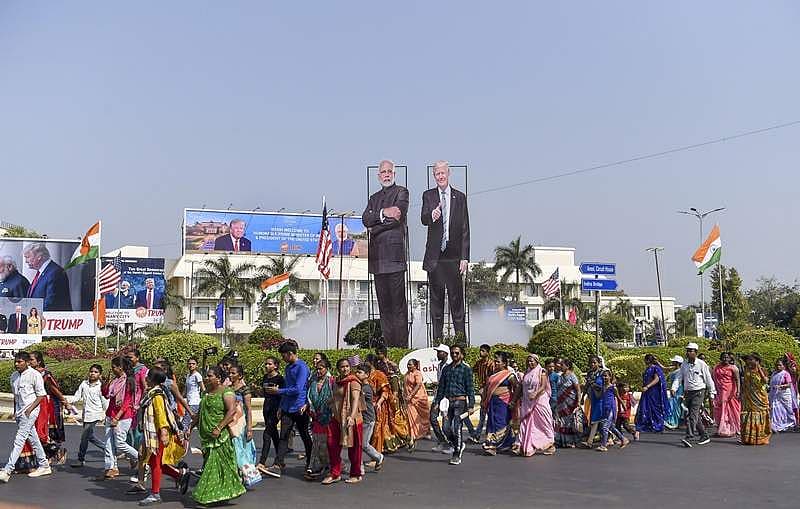 ನಮಸ್ತೆ ಕಾರ್ಯಕ್ರಮಕ್ಕೆ ತೆರಳುತ್ತಿರುವ ಜನ