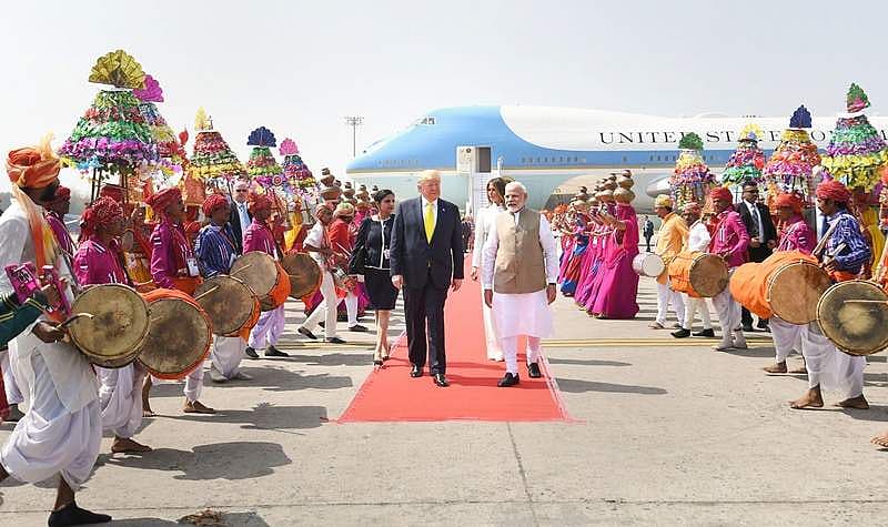 ಅಹಮದಾಬಾದ್ ವಿಮಾನ ನಿಲ್ದಾಣದಲ್ಲಿ ಟ್ರಂಪ್ ಗೆ ಅದ್ಧೂರಿ ಸ್ವಾಗತ