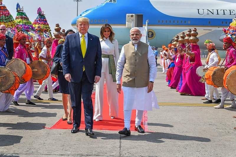 ಅಹಮದಾಬಾದ್ ವಿಮಾನ ನಿಲ್ದಾಣದಲ್ಲಿ ಟ್ರಂಪ್ ಗೆ ಅದ್ಧೂರಿ ಸ್ವಾಗತ