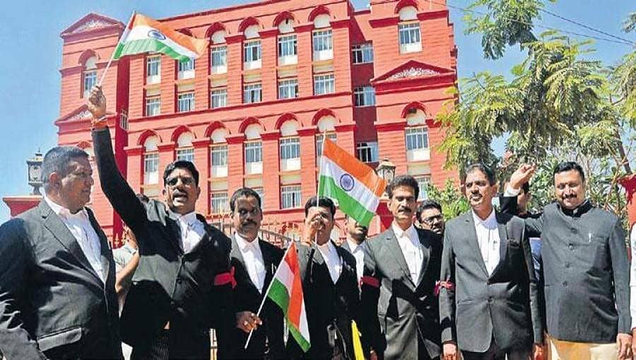 ದೇಶದ್ರೋಹಿ ಕಾಶ್ಮೀರಿ ವಿದ್ಯಾರ್ಥಿಗಳ ಪರ ವಾದ ಮಾಡಬೇಡಿ: ವಕೀಲರು, ಸಾರ್ವಜನಿಕರಿಂದ ಘೇರಾವ್, ಪ್ರತಿಭಟನೆ