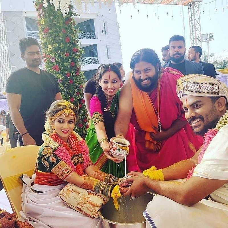 ಬೆಳಿಗ್ಗೆ 8.15 ರಿಂದ 9 ಗಂಟೆ ರವರೆಗಿನ ಮೀನ ಲಗ್ನದಲ್ಲಿ ಚಂದನ್ ಶೆಟ್ಟಿ ನಿವೇದಿತಾಗೆ ಮಾಂಗಲ್ಯಧಾರಣೆ ಮಾಡಿದ್ದಾರೆ.