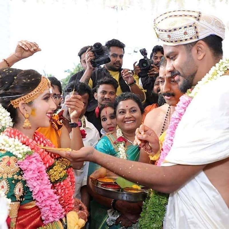 ನಿವೇದಿತಾ ಪೋಷಕರಾದ ಹೇಮ ಮತ್ತು ರಮೇಶ್, ಚಂದನ್ಶೆಟ್ಟಿ ಪೋಷಕರಾದ ಪ್ರೇಮಲತಾ ಹಾಗೂ ಪರಮೇಶ್ ಹಾಗೂ ಮದುವೆಗೆ ಆಗಮಿಸಿದ್ದ ಬಂಧು ಮಿತ್ರರು, ಸ್ನೇಹಿತರು ನವದಂಪತಿಗಳಿಗೆ ಹರಸಿ ಆಶೀರ್ವದಿಸಿದ್ದಾರೆ.