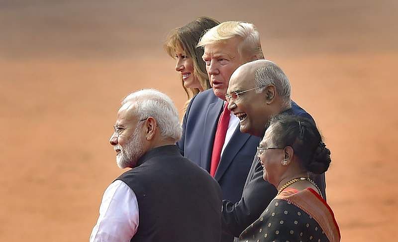 ರಾಷ್ಟ್ರಪತಿ ಭವನದ ಮುಂದೆ