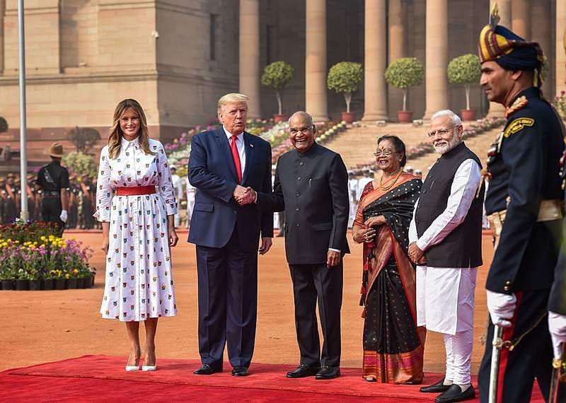 ರಾಷ್ಟ್ರಪತಿ ಭವನ ಮುಂದೆ ಮಾಧ್ಯಮಗಳಿಗೆ ಫೋಸ್ ಕೊಟ್ಟಿರುವುದು.