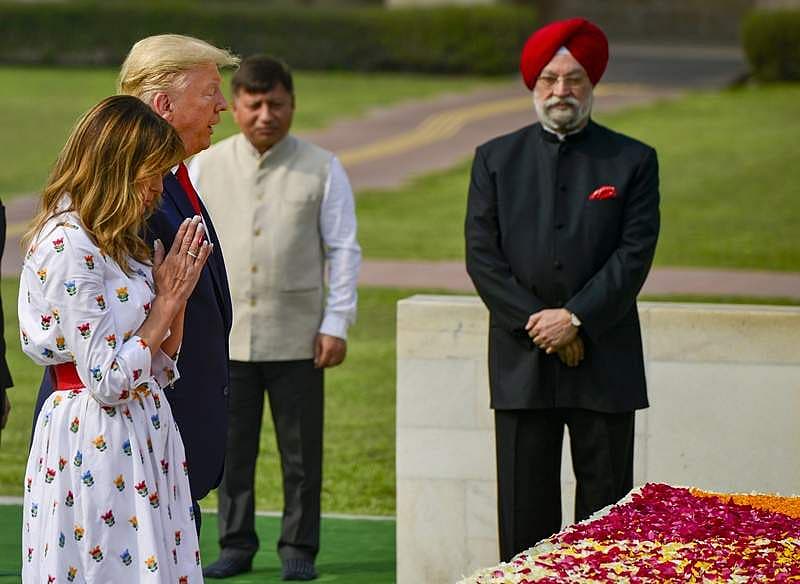 ರಾಜ್ ಘಾಟ್ ಗೆ ತೆರಳಿ ಮಹಾತ್ಮಾ ಗಾಂಧಿ ಸಮಾಧಿಗೆ ಪುಷ್ಪನಮನ ಸಲ್ಲಿಸಿದ ಟ್ರಂಪ್ ದಂಪತಿ