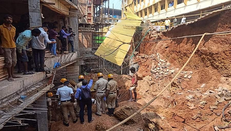 ಮಂಗಳೂರು: ಗೋಡೆ ಕುಸಿತ, ಮಣ್ಣಿನಡಿ ಸಿಲುಕಿದ ಇಬ್ಬರು ಕಾರ್ಮಿಕರು ದುರ್ಮರಣ