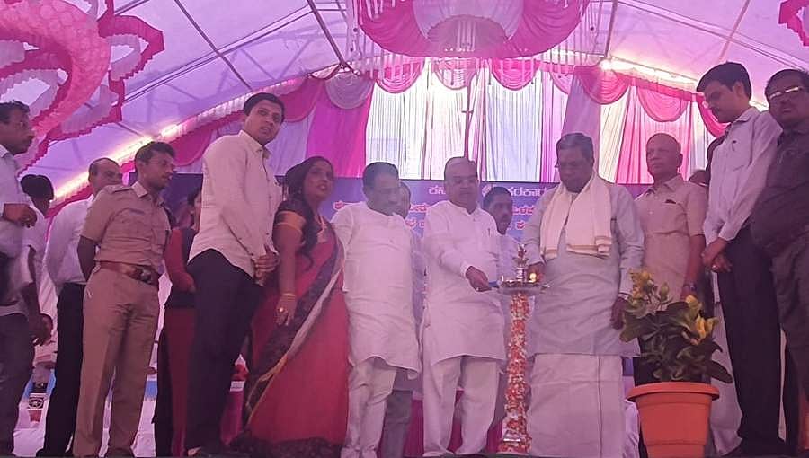 ಹಳ್ಳಿಹಕ್ಕಿ ಯಾರು ಗೊತ್ತಿಲ್ಲ ಎಂದ ಸಿದ್ದರಾಮಯ್ಯ
