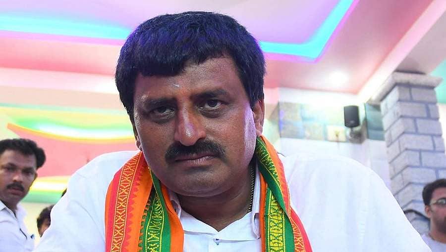ಸಮ್ಮಿಶ್ರ ಸರ್ಕಾರ ಪತನದ ರೂವಾರಿ 'ಸೈನಿಕ'ನಿಗೆ ಪಟ್ಟ: ಯೋಗೇಶ್ವರ್ಗೆ ಸಚಿವ ಸ್ಥಾನ ನೀಡಿದರೆ ರಾಜಿನಾಮೆ ಬೆದರಿಕೆ!