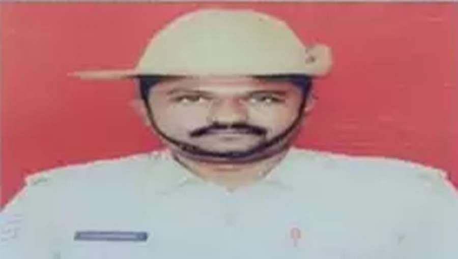 ರಸ್ತೆ ವಿಭಜಕಕ್ಕೆ ಲಾರಿ ಡಿಕ್ಕಿ: ಬೈಕ್ ನಲ್ಲಿ ಹೋಗುತ್ತಿದ್ದ ಪೊಲೀಸ್ ಪೇದೆ ದುರ್ಮರಣ