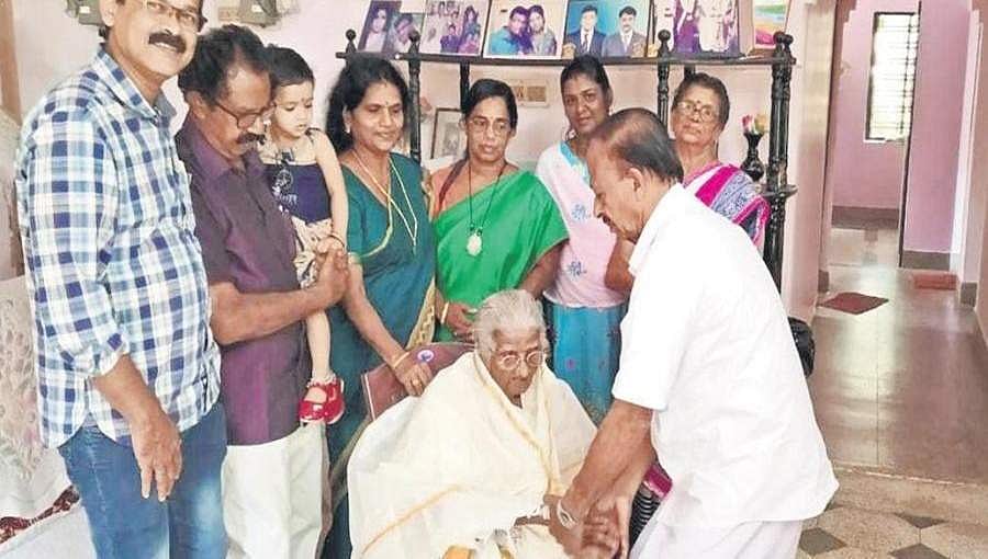 ಶೇ. 74.5 ರಷ್ಟು ಅಂಕದೊಂದಿಗೆ 4ನೇ ತರಗತಿ ಪಾಸು ಮಾಡಿದ 105 ವರ್ಷದ ಅಜ್ಜಿ!