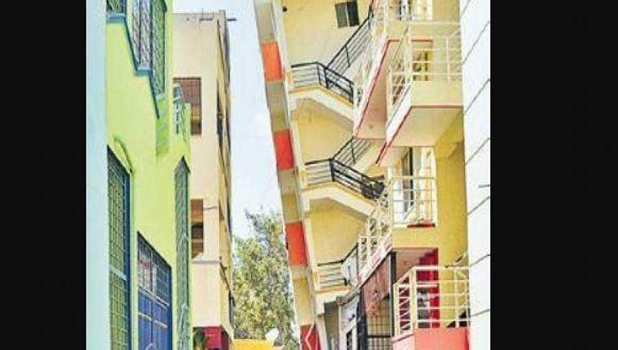 ಬೆಂಗಳೂರು: ಏಕಾಏಕಿ ವಾಲಿದ ನಾಲ್ಕು ಅಂತಸ್ತಿನ ಕಟ್ಟಡ; ತಪ್ಪಿದ ದುರಂತ