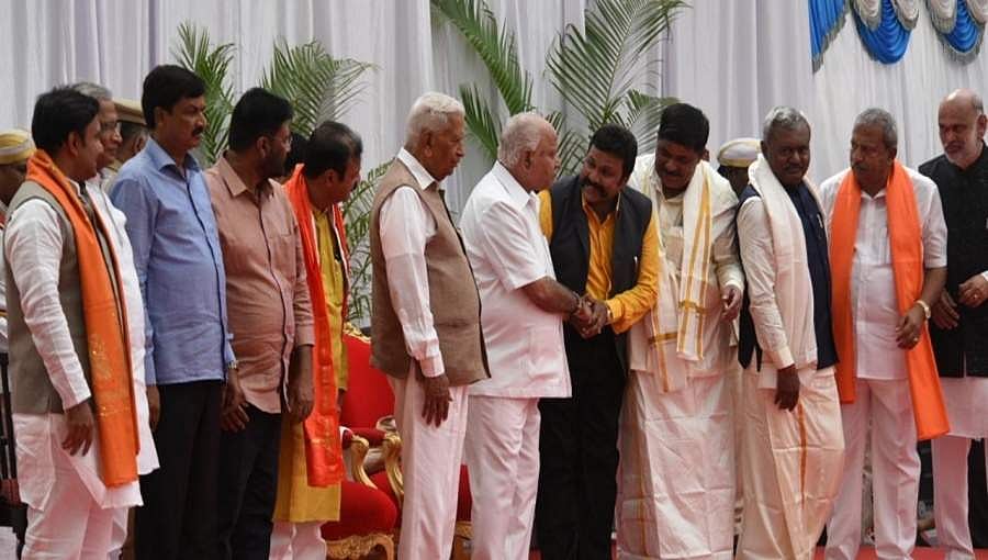 10 ವಲಸಿಗ ಶಾಸಕರ ಪ್ರಮಾಣ ವಚನ: ಮೂಲ ಬಿಜೆಪಿಗರಿಗೆ ಇಲ್ಲ ಸಂಪುಟ ವಿಸ್ತರಣೆಯಲ್ಲಿ ಸ್ಥಾನ