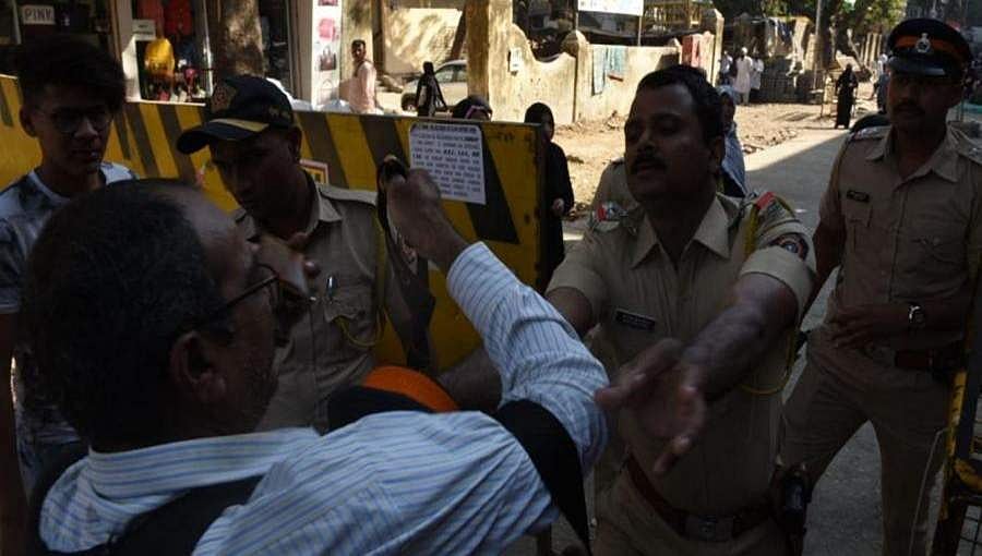 ಮುಂಬೈ: ಸಿಎಎ ವಿರೋಧಿ ಪ್ರತಿಭಟನೆಯಲ್ಲಿ ಪೋಟೋ ಜರ್ನಲಿಸ್ಟ್ ಥಳಿಸಿದ ಪೊಲೀಸರು