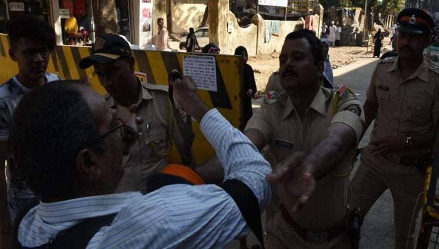 ಮುಂಬೈ: ಸಿಎಎ ವಿರೋಧಿ ಪ್ರತಿಭಟನೆಯಲ್ಲಿ ಪೋಟೋ ಜರ್ನಲಿಸ್ಟ್ ಥಳಿಸಿದ ಪೊಲೀಸರು
