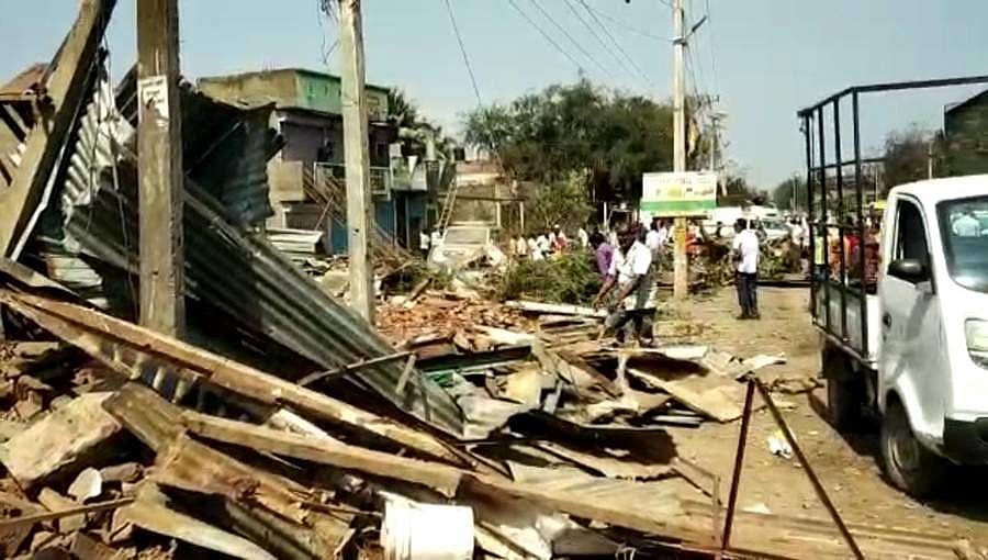ದಿಢೀರ್ ಒತ್ತುವರಿ ತೆರವು ಕಾರ್ಯಾಚರಣೆ: ಮನೆ ಮಠ ಕಳೆದುಕೊಂಡ ಜನರಿಂದ ಚೆಲ್ಲಾಪಿಲ್ಲಿಯಾದ ವಸ್ತುಗಳ ಸಂಗ್ರಹ!