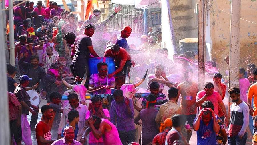 ಬಾಗಲಕೋಟೆ:: ಹೋಳಿ ಹಬ್ಬದಲ್ಲಿ ರೇನ್ ಡ್ಯಾನ್ಸ್! ಬಣ್ಣದಾಟದಲ್ಲಿ ಮಿಂದೆದ್ದ ಯುವಸಮೂಹ