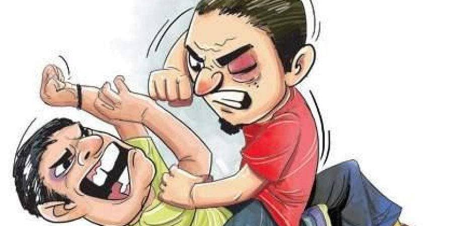ಅಪಘಾತ: ರಸ್ತೆ ಮಧ್ಯೆಯೇ ಕೈ ಕೈ ಮಿಲಾಯಿಸಿದ ವಿದ್ಯಾರ್ಥಿಗಳು, ಸಂಚಾರ ದಟ್ಟಣೆಗೆ ಹೈರಾಣಾದ ಸವಾರರು
