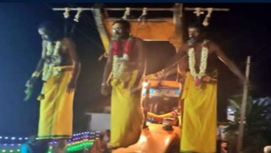 ನಿಲ್ಲದ ಮೌಡ್ಯ! ಜಾತ್ರೆಲಿ ಸರಳು ಚುಚ್ಚಿಕೊಂಡು ಜೆಸಿಬಿಯಲ್ಲಿ ನೇತಾಡಿದ ಭಕ್ತರು