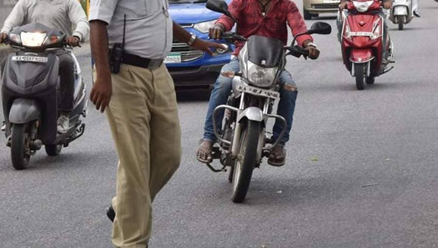 ಬೆಂಗಳೂರು: ಪೇದೆ ಮುಖಕ್ಕೆ ಉಗಿದು, ಡ್ರ್ಯಾಗರ್ ತೋರಿಸಿದ ರೌಡಿಗೆ ಧರ್ಮದೇಟು