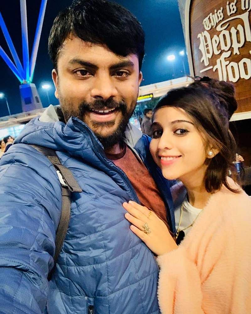 ಕೊರೋನಾ ಎಲ್ಲಾ ದೇಶಗಳಲ್ಲಿಯೂ ಹರಡುತ್ತಿದ್ದರಿಂದ ನಾವು ಮುಂದೆ ಎಲ್ಲಿಗೆ ಹೋಗಬೇಕು ಎಂದು ತಿಳಿಯಲಿಲ್ಲ. ಹೀಗಾಗಿ ನಾವು ಮತ್ತೆ ಭಾರತಕ್ಕೆ ವಾಪಸ್ ಬರುವ ನಿರ್ಧಾರ ಮಾಡಿದೆವು ಎಂದು ನಿವೇದಿತ ಗೌಡ ಹೇಳಿದ್ದಾರೆ.