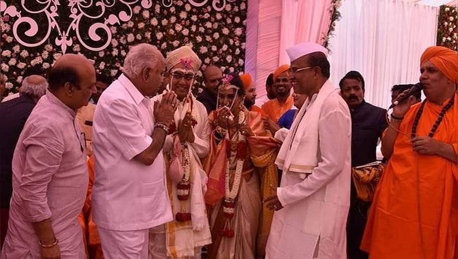 ನಾಲ್ಕು ಸಾವಿರಕ್ಕೂ ಹೆಚ್ಚು ಜನ ಪಾಲ್ಗೊಂಡಿದ್ದ ವಿವಾಹದಲ್ಲಿ ಯಡಿಯೂರಪ್ಪ ಭಾಗಿ: ತಮ್ಮದೇ ಆದೇಶ ಉಲ್ಲಂಘಿಸಿದ ಸಿಎಂ