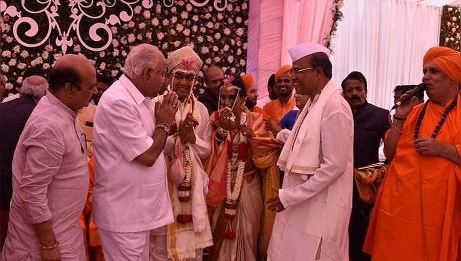 ನಾಲ್ಕು ಸಾವಿರಕ್ಕೂ ಹೆಚ್ಚು ಜನ ಪಾಲ್ಗೊಂಡಿದ್ದ ವಿವಾಹದಲ್ಲಿ ಯಡಿಯೂರಪ್ಪ ಭಾಗಿ: ತಮ್ಮದೇ ಆದೇಶ ಉಲ್ಲಂಘಿಸಿದ ಸಿಎಂ