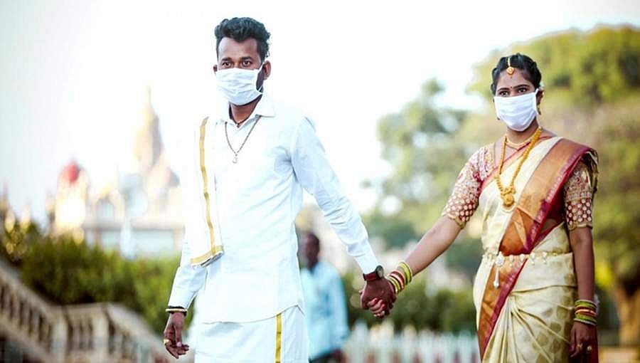 ಕೊರೋನಾ ವೈರಸ್ ಭೀತಿ: ಮಾಸ್ಕ್ ಹಾಕಿಕೊಂಡು ಪ್ರೀವೆಡ್ಡಿಂಗ್ ಶೂಟ್ ಮಾಡಿಸಿದ ಜೋಡಿ