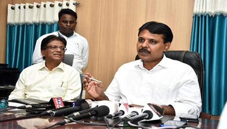 ಕಲಬುರಗಿ ಜಿಲ್ಲಾಧಿಕಾರಿ ಭಾವಚಿತ್ರಕ್ಕೆ ಹಾಲಿನ ಅಭಿಷೇಕ