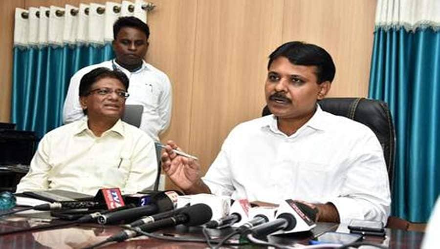 ಕಲಬುರಗಿ ಜಿಲ್ಲಾಧಿಕಾರಿ ಭಾವಚಿತ್ರಕ್ಕೆ ಹಾಲಿನ ಅಭಿಷೇಕ