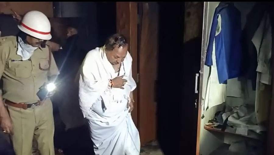 ಈಶ್ವರಪ್ಪ ಮನೆಯಲ್ಲಿ ಬೆಂಕಿ: ಪ್ರಾಣಾಪಾಯದಿಂದ ಪಾರಾದ ಸಚಿವರು, ಪತ್ನಿ
