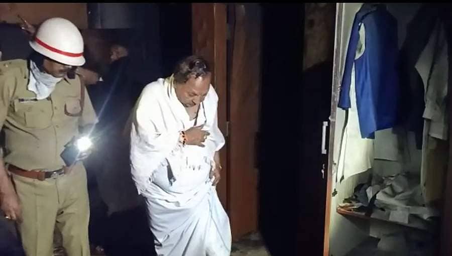 ಈಶ್ವರಪ್ಪ ಮನೆಯಲ್ಲಿ ಬೆಂಕಿ: ಪ್ರಾಣಾಪಾಯದಿಂದ ಪಾರಾದ ಸಚಿವರು, ಪತ್ನಿ