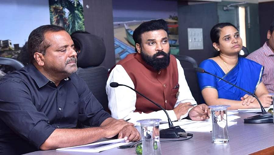 ದಕ್ಷಿಣ ಕನ್ನಡ ಜಿಲ್ಲೆ ದೇವಾಲಯಗಳ ಎಲ್ಲಾ ಸೇವೆಗಳೂ ರದ್ದು:ಶ್ರೀರಾಮುಲು ನೇತೃತ್ವದ ಸಭೆಯಲ್ಲಿ ಘೋಷಣೆ