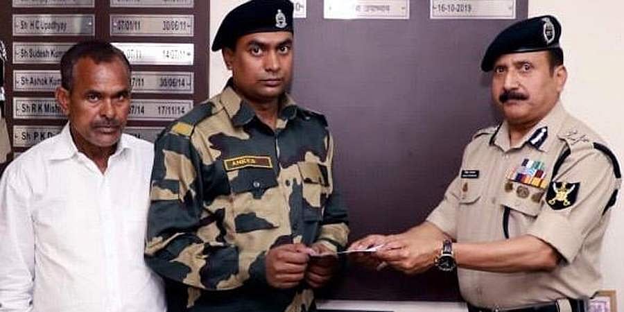 ದೆಹಲಿ ಹಿಂಸಾಚಾರದಲ್ಲಿ ಮನೆ ಕಳೆದುಕೊಂಡ ಯೋಧನಿಗೆ ಬಿಎಸ್ಎಫ್ ನಿಂದ 10 ಲಕ್ಷ ರೂ ಚೆಕ್ ವಿತರಣೆ