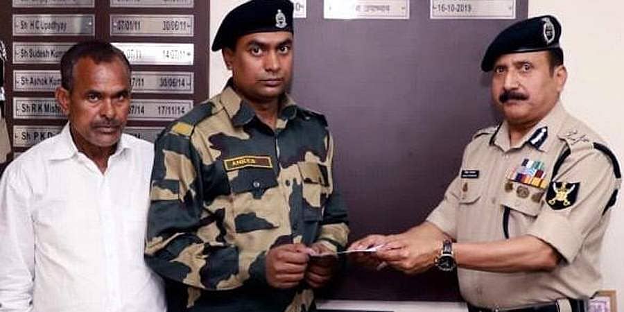ದೆಹಲಿ ಹಿಂಸಾಚಾರದಲ್ಲಿ ಮನೆ ಕಳೆದುಕೊಂಡ ಯೋಧನಿ​ಗೆ ಬಿಎಸ್ಎಫ್ ನಿಂದ 10 ಲಕ್ಷ ರೂ ಚೆಕ್ ವಿತರಣೆ