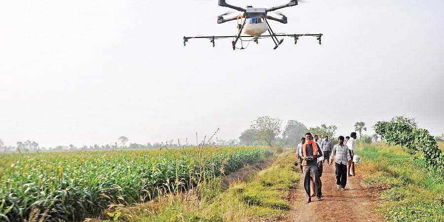 ಬೆಳೆಗೆ ಕೀಟನಾಶಕ ಸಿಂಪಡಿಸಲು ಡ್ರೋಣ್ ಬಳಸಿದ ಮಾದರಿ ರೈತ