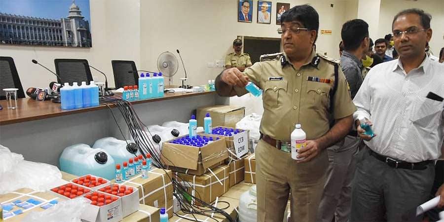 ಕೊರೋನಾ ಭೀತಿಯಲ್ಲೂ ಲಾಭದ ಆಸೆ: ಸಿಸಿಬಿಯಿಂದ 50 ಲಕ್ಷ ರೂ ಮೌಲ್ಯದ ನಕಲಿ ಸ್ಯಾನಿಟೈಸರ್ಸ್ ವಶ!