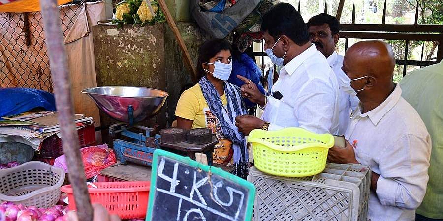 ಸೋಮವಾರ, ಮಂಗಳವಾರ ರಾತ್ರಿ 9ರವರೆಗೆ ಪಡಿತರ ಕೇಂದ್ರ ತೆರೆಯುತ್ತೇವೆ: ಸಚಿವ ಗೋಪಾಲಯ್ಯ