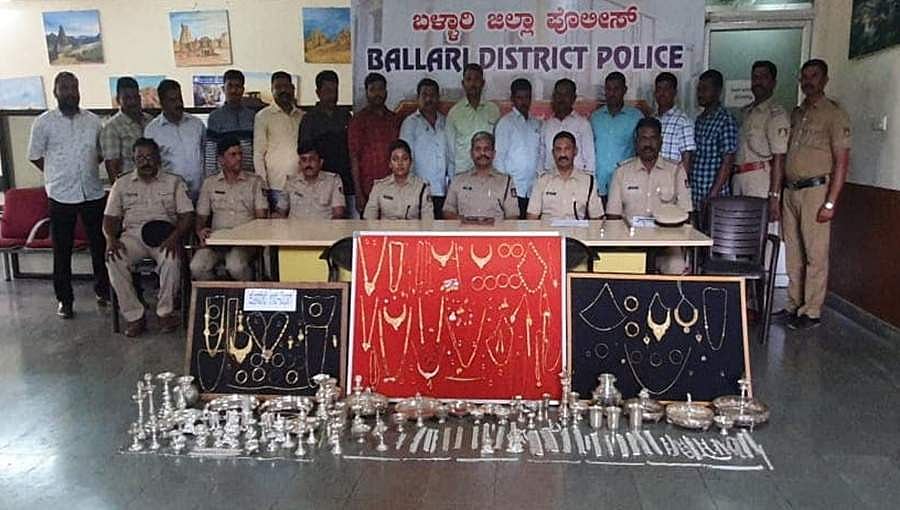 ಹೊಸಪೇಟೆ: ಅಂತರಾಜ್ಯ ಕಳ್ಳರಿಗೆ ಹೆಡೆಮುರಿ ಕಟ್ಟಿದ ಪೊಲೀಸರು, 71 ಲಕ್ಷ ಮೌಲ್ಯದ ಚಿನ್ನಾಭರಣ ವಶ!