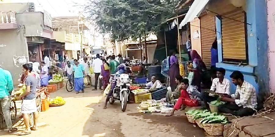 ಅಂದು ನೆರೆಯ ರೌದ್ರಾವತಾರ, ಇಂದು ಕೊರೋನಾ ಮರಣ ಮೃದಂಗ; ಸರ್ಕಾರದ ಕ್ರಮಗಳಿಗೆ ಬಗ್ಗದ ಜನ