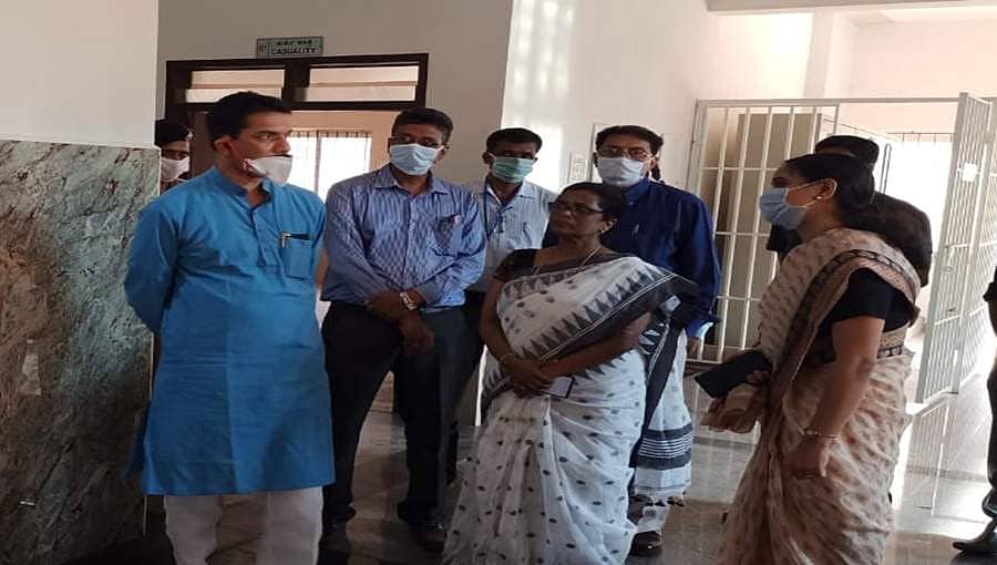 ವದಂತಿಗೆ ಕಿವಿಕೊಡಬೇಡಿ: ವೆನ್ಲಾಕ್ ಆಸ್ಪತ್ರೆಗೆ ಭೇಟಿ ನಂತರ ಸಂಸದ ಕಟೀಲ್ ಹೇಳಿಕೆ