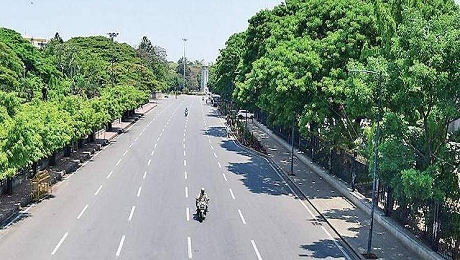 ಕರ್ನಾಟಕ ಲಾಕ್ ಡೌನ್:ಕೆಲವು ಕಡೆಗಳಲ್ಲಿ ನಿರ್ಬಂಧ ಉಲ್ಲಂಘಿಸಿ ರಸ್ತೆಗಿಳಿದ ಜನರು, ಪೊಲೀಸರಿಂದ ಲಾಠಿಚಾರ್ಜ್