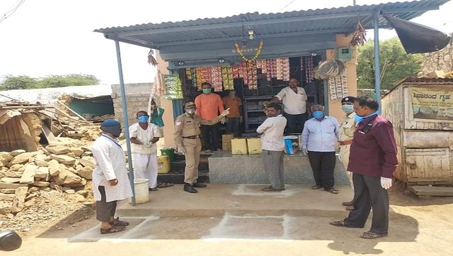 ಬಾಗಲಕೋಟೆ: ಅಗತ್ಯ ವಸ್ತುಗಳ ಖರೀದಿಗೆ ಸಮಯ ಕೊಡಿ; ತಪ್ಪುತ್ತೆ ಜನತೆಯ ಕಿರಿಕಿರಿ!